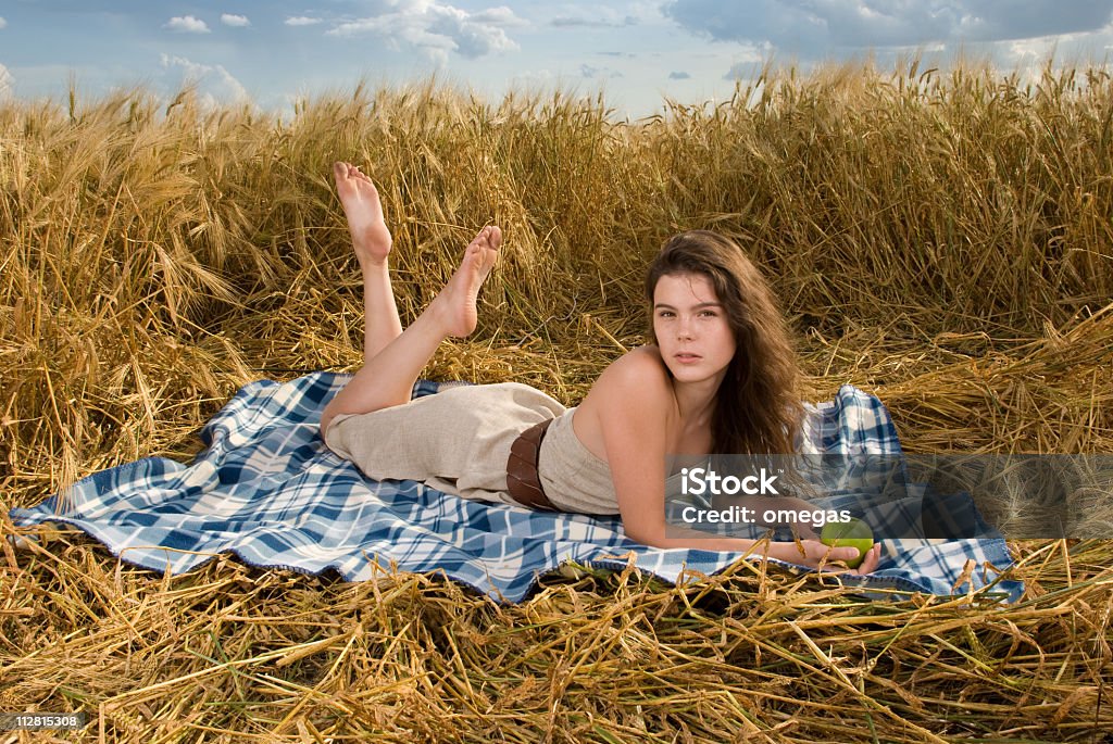 Linda garota slavonic no campo de trigo com maçã - Foto de stock de Adolescente royalty-free