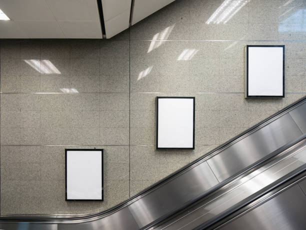 cartelera en blanco en la estación de metro con escaleras mecánicas. - escalera mecánica fotografías e imágenes de stock