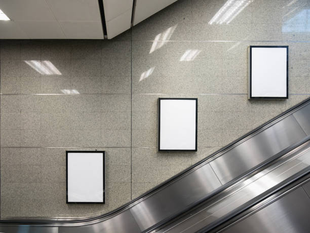 pusty billboard w stacji metra z ruchomymi schodami. - escalator zdjęcia i obrazy z banku zdjęć