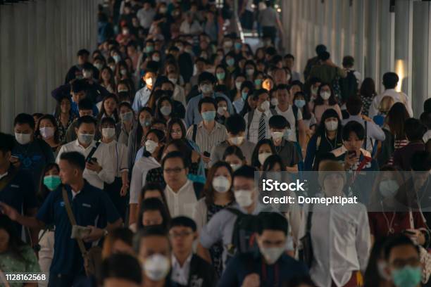 Gruppo Di Molti Uomini Stipendi Che Indossano La Maschera Facciale Per Proteggere La Micro Polvere Nellaria Mentre Si Rechi Sul Posto Di Lavoro Durante La Crisi Dellinquinamento Atmosferico Di Pm25 A Bangkok Allora Di Punta - Fotografie stock e altre immagini di Mascherina di protezione