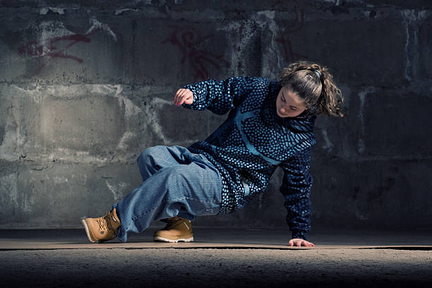 Danseur Hip-hop dans un style moderne sur mur de briques - Photo