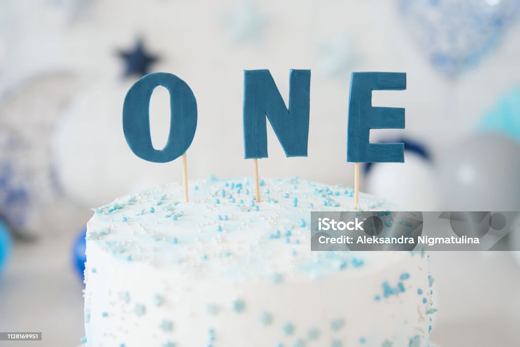 Ersten Geburtstagskuchen. Kuchen zu zerschlagen. Ein Jahr.  Blaue Briefe, sagt man. - Lizenzfrei Atelier Stock-Foto