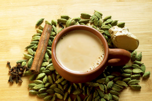 tè servito in una tazza di argilla con sfondo - cardamom indian culture food spice foto e immagini stock
