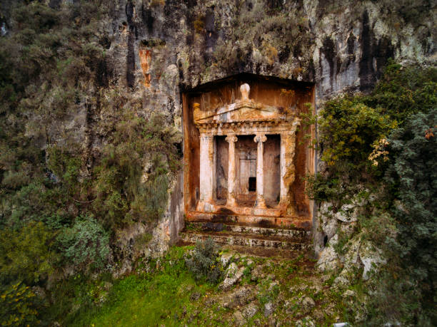 túmulo de pedra em fethiye, turkey - stone coffin - fotografias e filmes do acervo