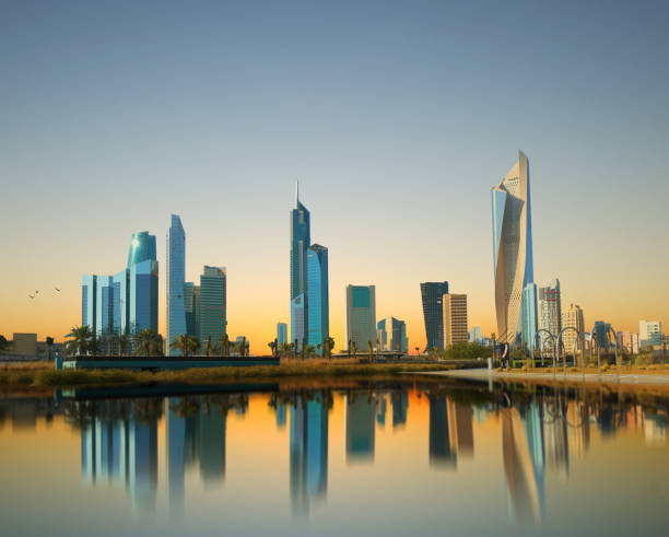 vista de skyscrapper cidade kuwait durante o pôr do sol - kuwait city - fotografias e filmes do acervo