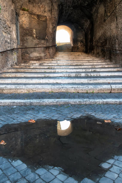 rome, イタリアの古い狭い通りの階段 - puddle rome reflection street ストックフォトと画像