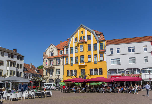 people enjoying the sun at the old market square in herford - herford imagens e fotografias de stock