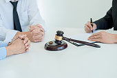 richten-sie-hammer-mit-gerechtigkeit-rec