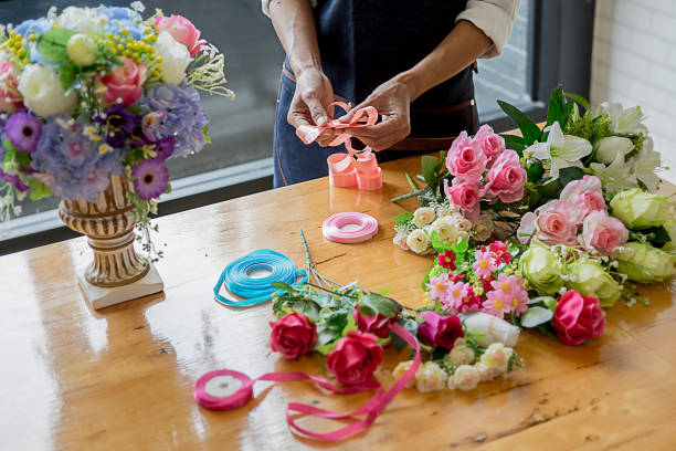 ワーク ショップの花屋で花の組成を作る女性の手。コンセプトは自分で行う - flower arranging ストックフォトと画像