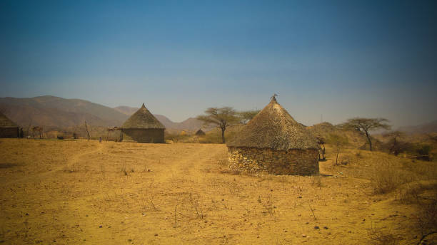 вид на деревню племени билен ака бого или агау, керен, регион асеба, эритрея - bilin стоковые фото и изображения