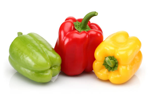 amarillos, rojos y verdes pimientos aislados - green bell pepper bell pepper red bell pepper groceries fotografías e imágenes de stock