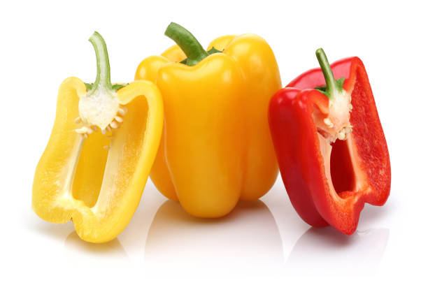 pimientos rojos y amarillos aislados - green bell pepper bell pepper red bell pepper groceries fotografías e imágenes de stock