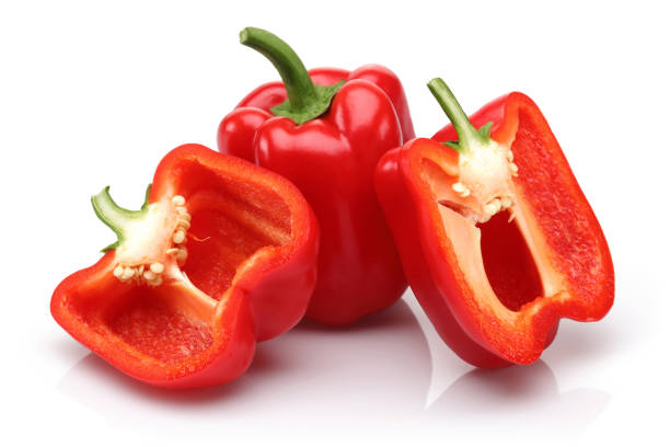 entero y medio pimiento rojo sobre fondo blanco - green bell pepper bell pepper red bell pepper groceries fotografías e imágenes de stock