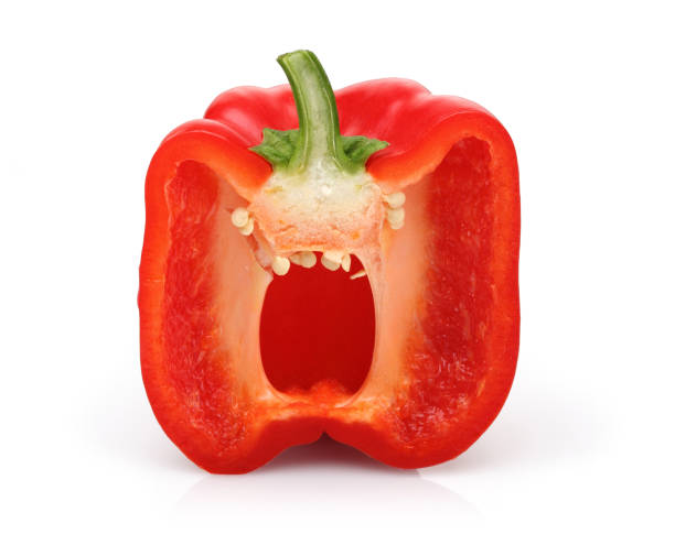 medio pimiento rojo aislado en blanco - green bell pepper bell pepper red bell pepper groceries fotografías e imágenes de stock