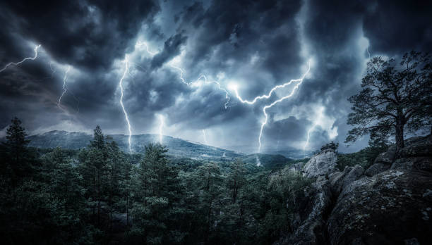 山中雷雷雨フラッシュ。トピックの天気、cataclysms の概念 (ハリケーン、台風、竜巻の嵐) - storm cloud rain sky cloud ストックフォトと画像