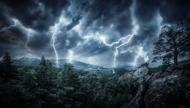 번개는 산에서 플래시 뇌우. 주제 날씨, cataclysms 개념 (허리케인, 태풍, 토네이도, 폭풍) - tornado disaster natural disaster storm 뉴스 사진 이미지