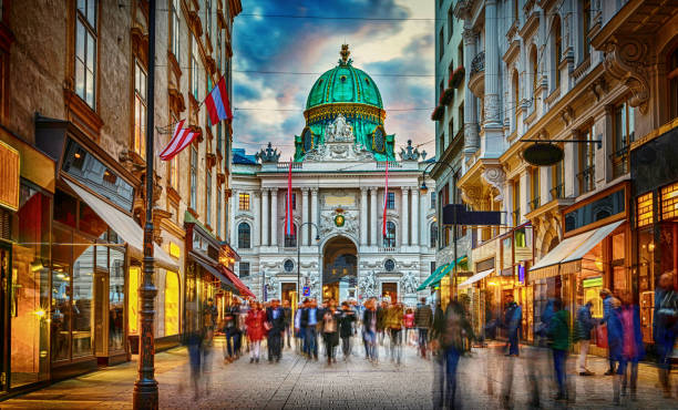 viena, austria. palacio hofburg visto desde michaelerplatz. - joseph fotografías e imágenes de stock