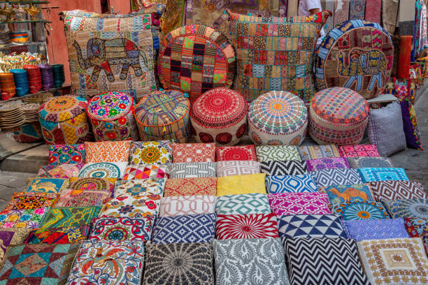 bunte kissen und kissen in dubai souks, vereinigte arabische emirate - bedding merchandise market textile stock-fotos und bilder