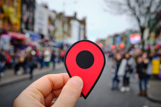 uomo con pennarello rosso in candem high street, londra - map cartography travel human hand foto e immagini stock