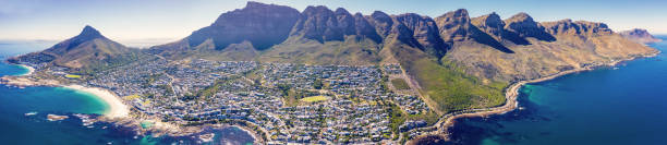 camps bay panorama aérien cape town en afrique du sud - clifton le cap photos et images de collection