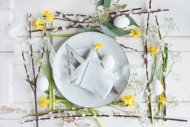 ostern-gedeck auf weiße vintage tisch - daffodil flower spring easter egg stock-fotos und bilder