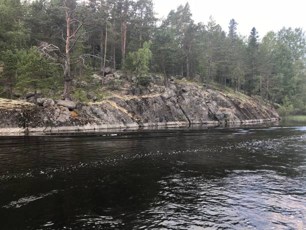 Lake Ladoga Красиво озеро Ладога и красивая природа, теплое лето, лодки, скалы, острова / Beautiful lake Ladoga and beautiful nature, warm summer, boats, rocks, Islands скала stock pictures, royalty-free photos & images