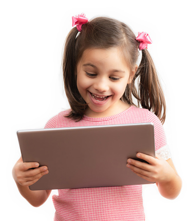 Feliz niño niña con tableta Digital, aislada sobre fondo blanco photo