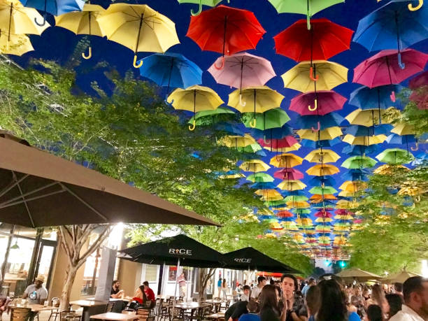 rue décorée avec des parapluies colorés et ouverts à miami, usa - ocean drive south beach night miami beach photos et images de collection