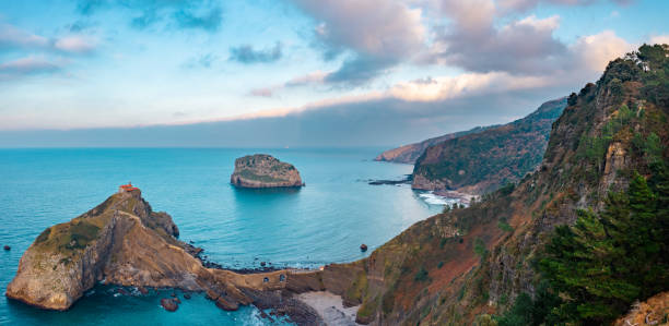 widok na bakio beach resort city i gaztelugatxe, na północ od hiszpanii - spain architecture landscape non urban scene zdjęcia i obrazy z banku zdjęć