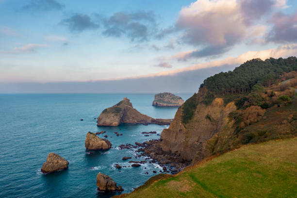 widok na bakio beach resort city i gaztelugatxe, na północ od hiszpanii - spain architecture landscape non urban scene zdjęcia i obrazy z banku zdjęć