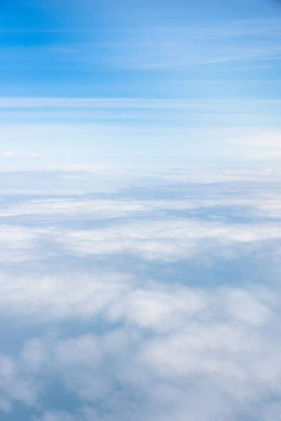 asa de um vôo do avião acima das nuvens com céu azul. - cloud sky white aerial view - fotografias e filmes do acervo