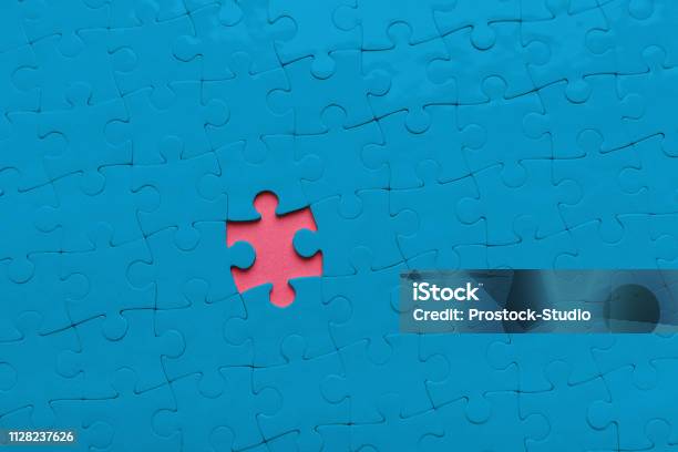 Buco Rosa In Sfondo Puzzle Blu Spazio Di Copia - Fotografie stock e altre immagini di Distinguersi dalla massa - Distinguersi dalla massa, Rompicapo, Blu