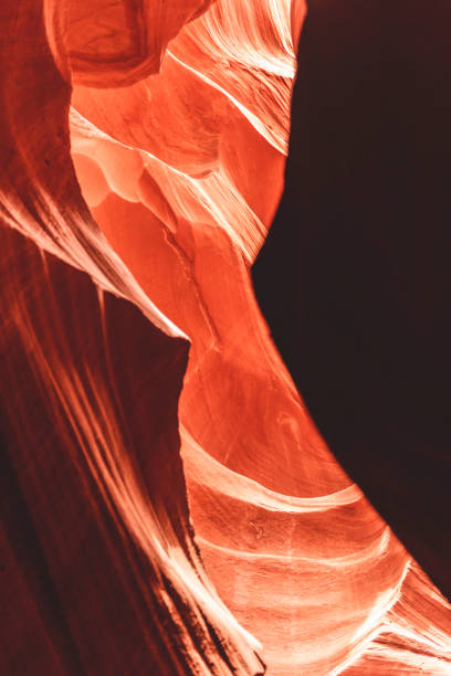 farbtöne aus stein im antelope canyon - canyon heaven sunbeam arizona stock-fotos und bilder