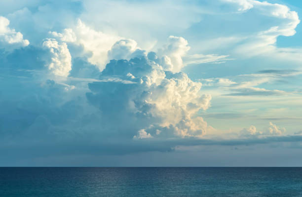 nuvole tempestose che si formano sull'oceano - dramatic clouds foto e immagini stock