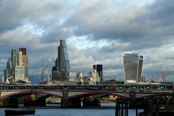 panorama de Londres avec des gratte-ciel contre le ciel bleu - Photo