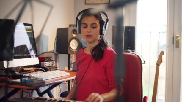 istock Electronic music woman 1128252878