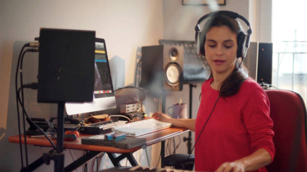 istock Electronic music woman 1128252914
