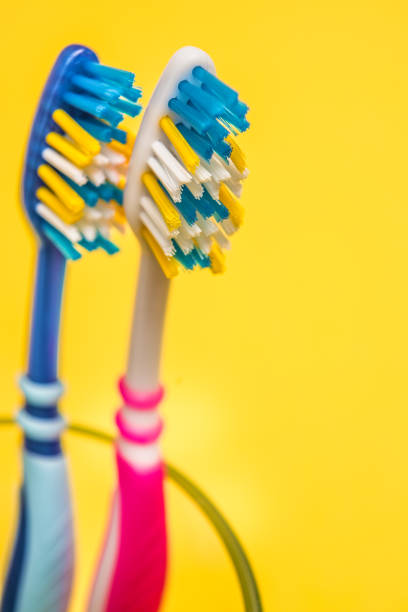 wielokolorowe szczoteczki do zębów. kopiuj miejsce. - toothbrush pink turquoise blue zdjęcia i obrazy z banku zdjęć