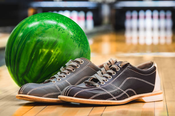 bowling pins, balls and shoes - boliche de dez paus imagens e fotografias de stock