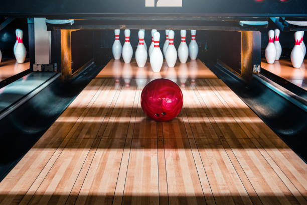 bowling pins and balls - boliche de dez paus imagens e fotografias de stock