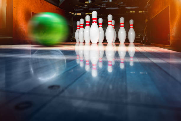 bowling pins and balls. copy space. - boliche de dez paus imagens e fotografias de stock