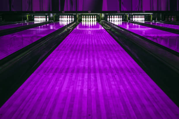 bowling pins and balls - boliche de dez paus imagens e fotografias de stock