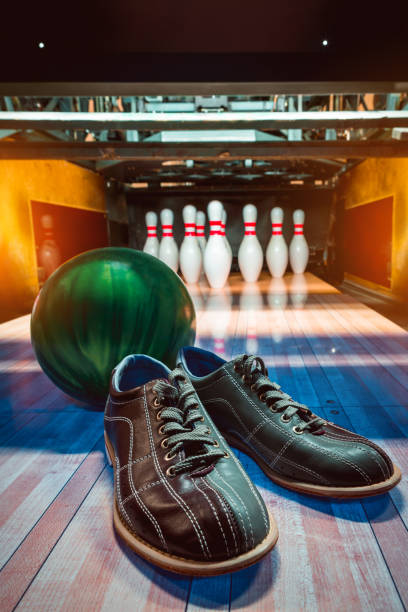 bowling. alley, ball, pins and shoes - boliche de dez paus imagens e fotografias de stock