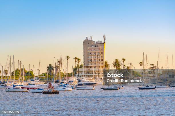 Yatlar Eğlence Limanında Montevideo Uruguay Stok Fotoğraflar & Montevideo‘nin Daha Fazla Resimleri - Montevideo, Uruguay, Ahşap yürüyüş yolu