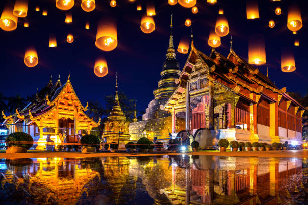yee peng festival et sky lanternes au temple de wat phra singh nuit à chiang mai, thaïlande. - wat phra sing photos et images de collection