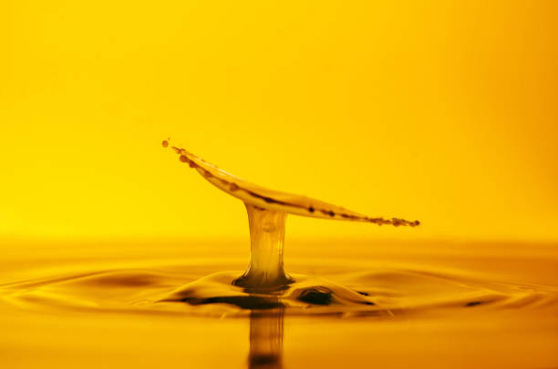 Collision gold drop gold background water to milk collision złoto stock pictures, royalty-free photos & images