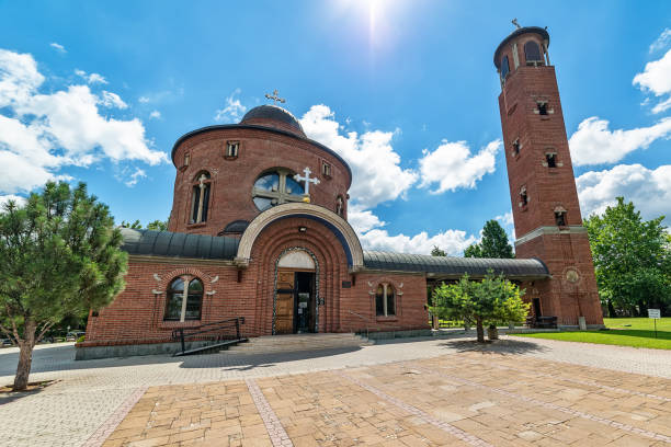 igreja ortodoxa de são basílio de ostrog (sérvio: crkva svetog vasilija ostroškog) em belgrado, sérvia. - ostrog - fotografias e filmes do acervo