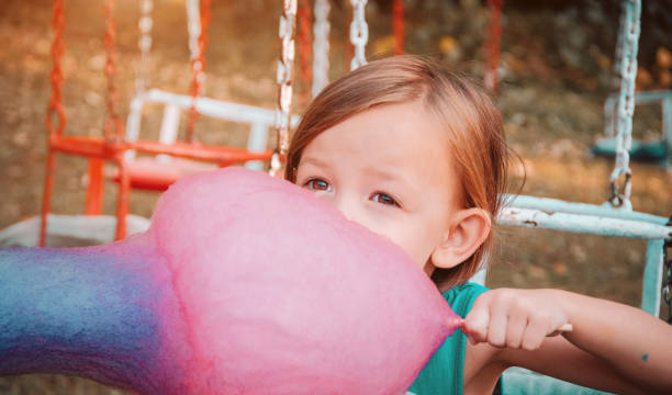 bambina con filo interdentale caramelle - school carnival food cotton candy foto e immagini stock