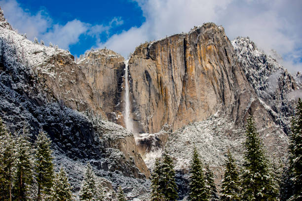 parque nacional de yosemite en invierno después de la tormenta de nieve - yosemite national park winter waterfall california fotografías e imágenes de stock
