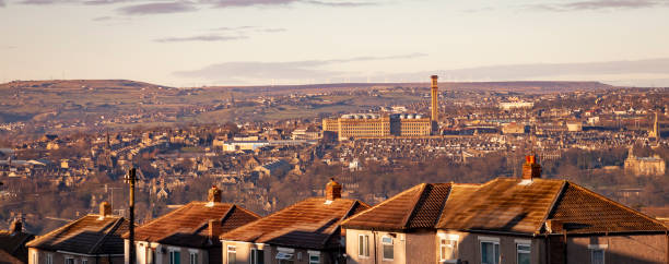 vue panoramique de bradford en hiver - bradford england photos et images de collection